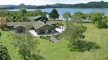Peninsula Waterfront Retreat