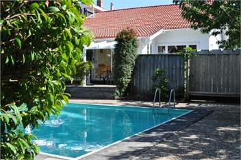 Shakespeare Cottage poolside