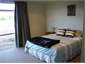 Middle Bedroom -Queen