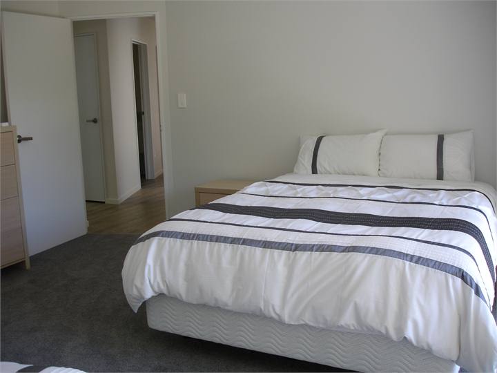 Queen Bed plus Single bed