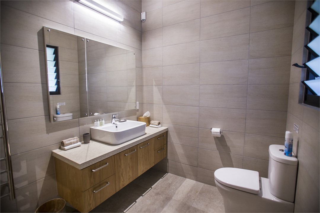 Shared bathroom for Bedrooms 4 & 5