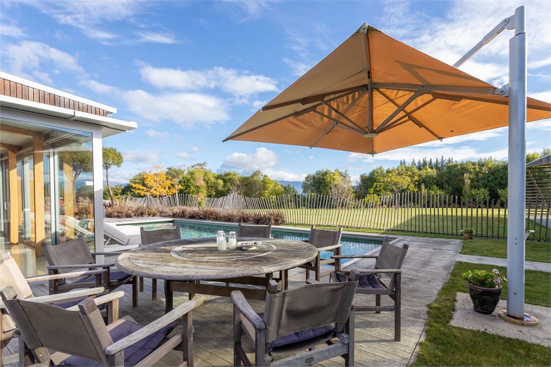 Outdoor Dinning area with BBQ and Pizza oven