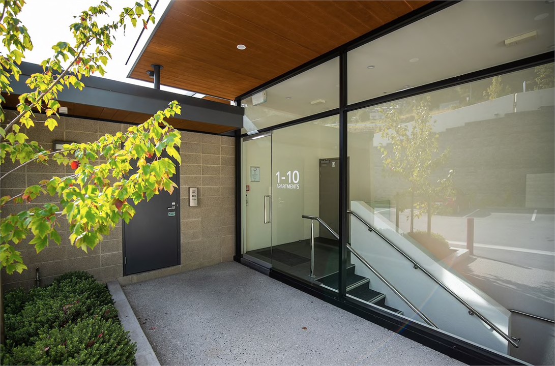 Secure entrance ...no stairs