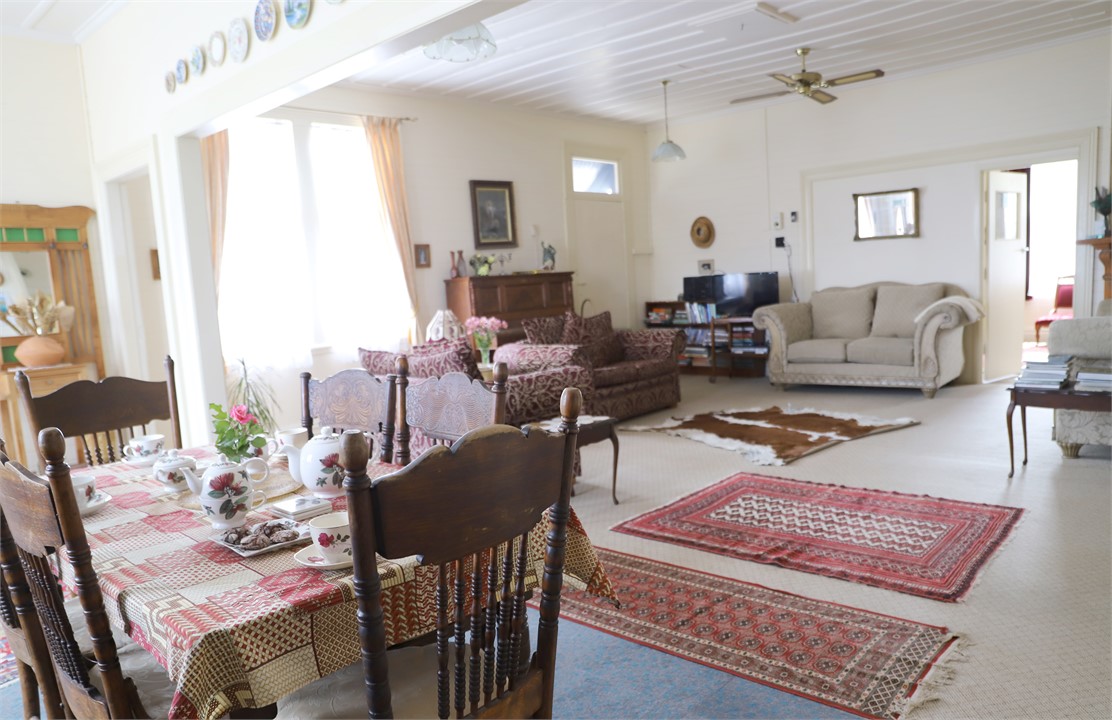 Ko te Ruma Kai. Looking from Dining Room into Lou