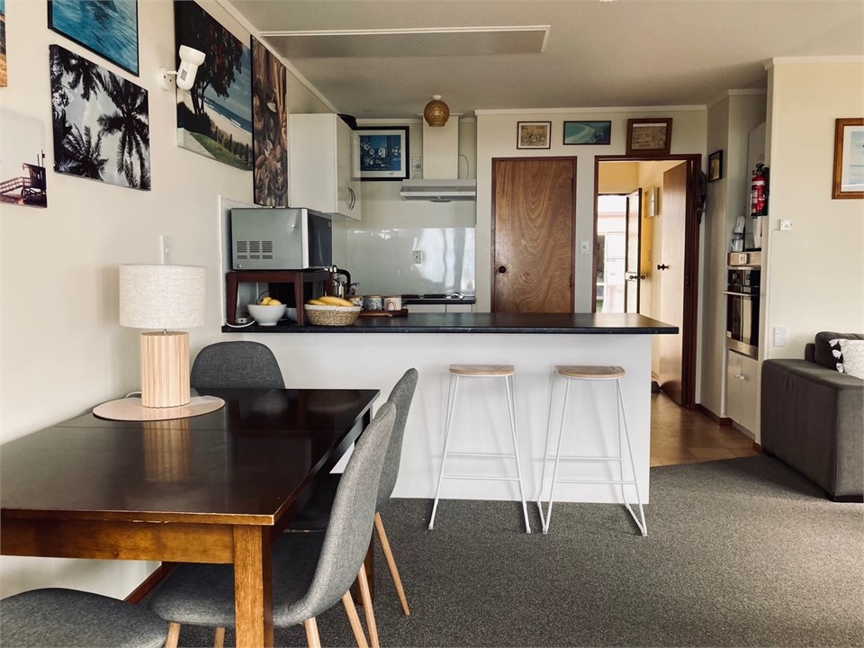 Dining Table (extends to seat 6-8) & Breakfast Bar