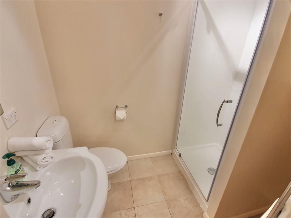 Bedroom 2 ensuite bathroom