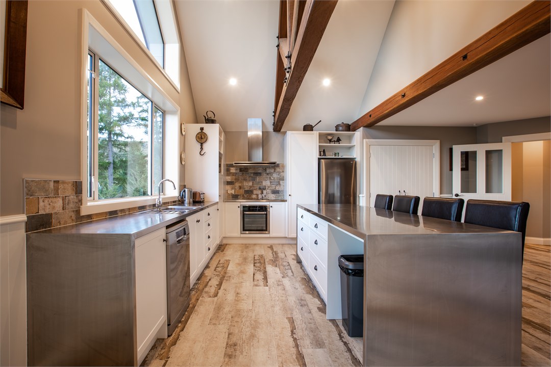 Fully equipped large kitchen with modern appliance