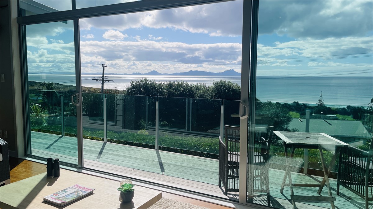 Coastal Retreat Charming Home with Ocean Views in Waipu Cove Waipu