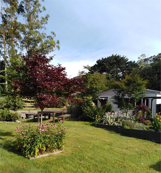 The Loc House & Gardens Featherston Cottage for rent Holiday Houses