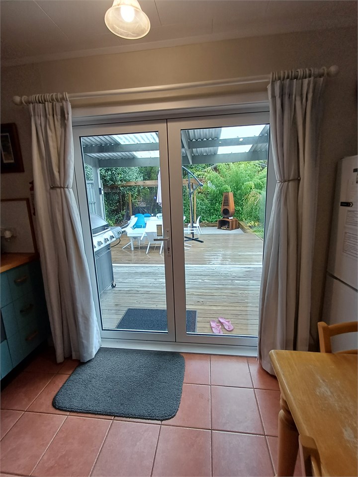 Full kitchen with table seating for 6 people