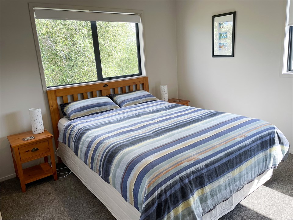 Upstairs bedroom, queen bed