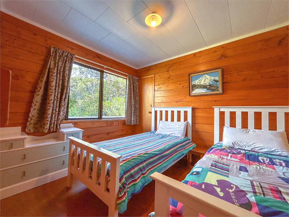 upstairs bedroom - 2 single beds