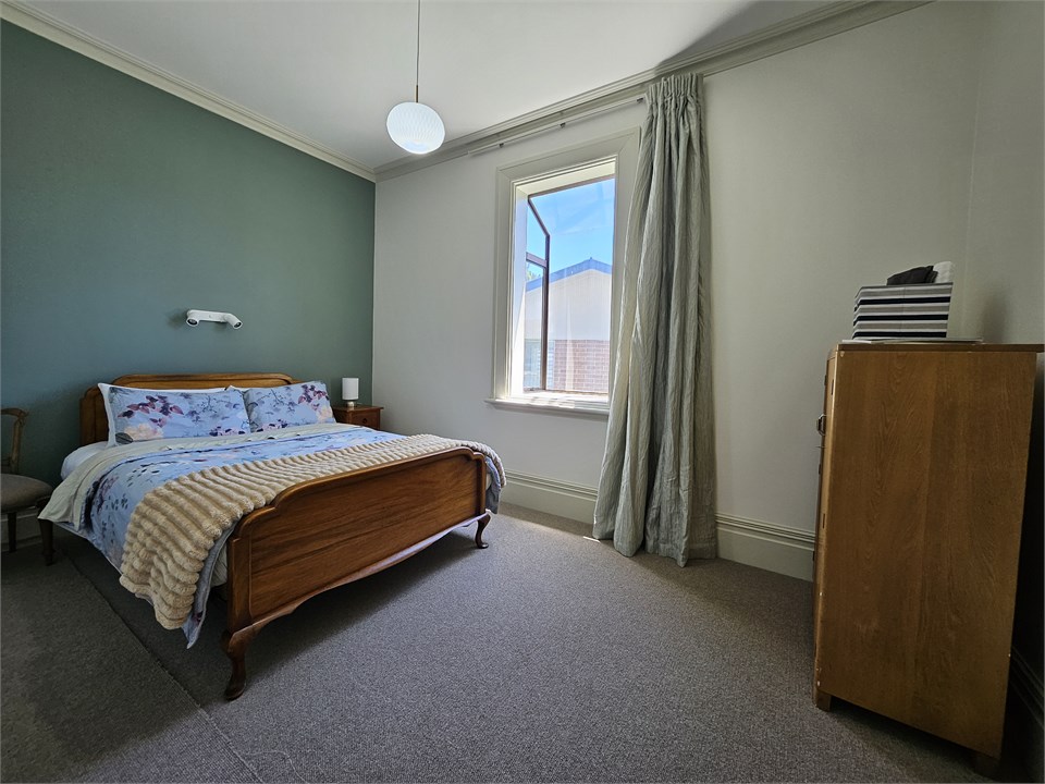 Queen  bed Green room