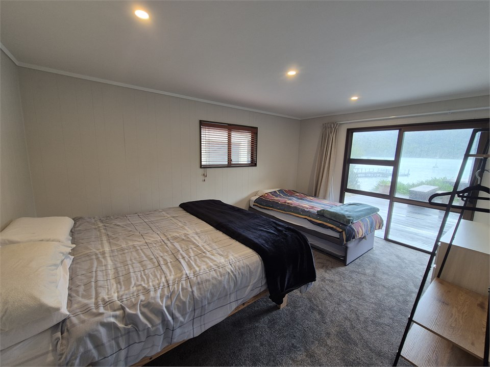 Downstairs bedroom 4, king bed , king single with