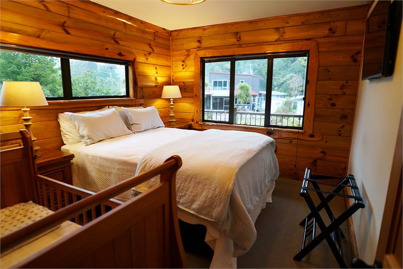 Guest queen bedroom with 43" TV with SKY