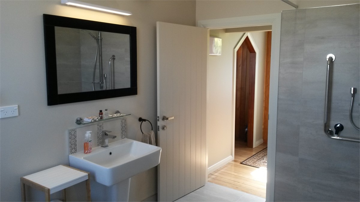 Wheelchair friendly basin