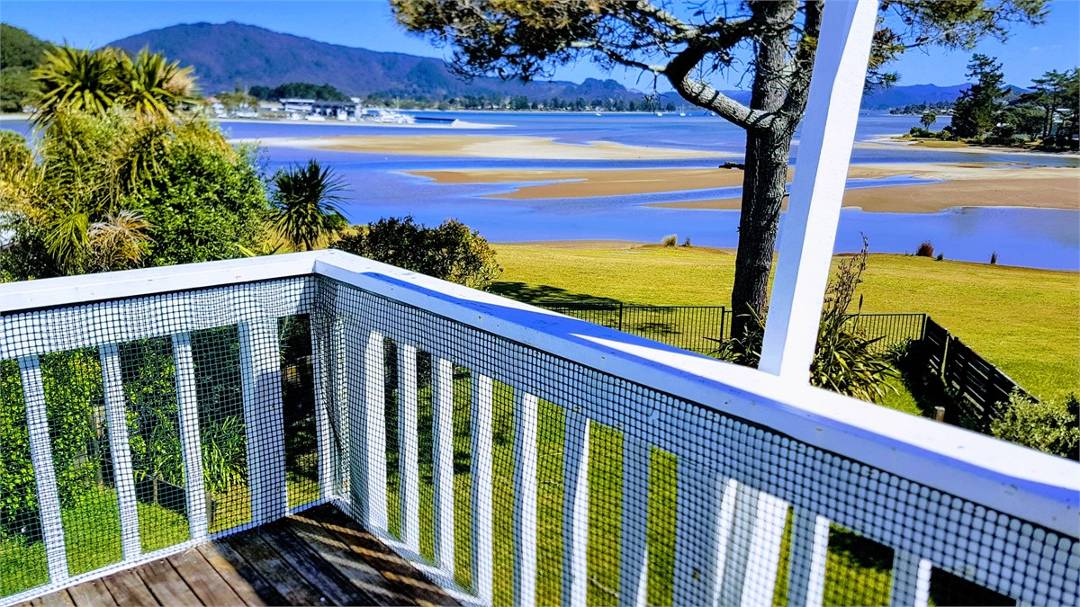 Bays edge Tairua Bach for rent Holiday Houses