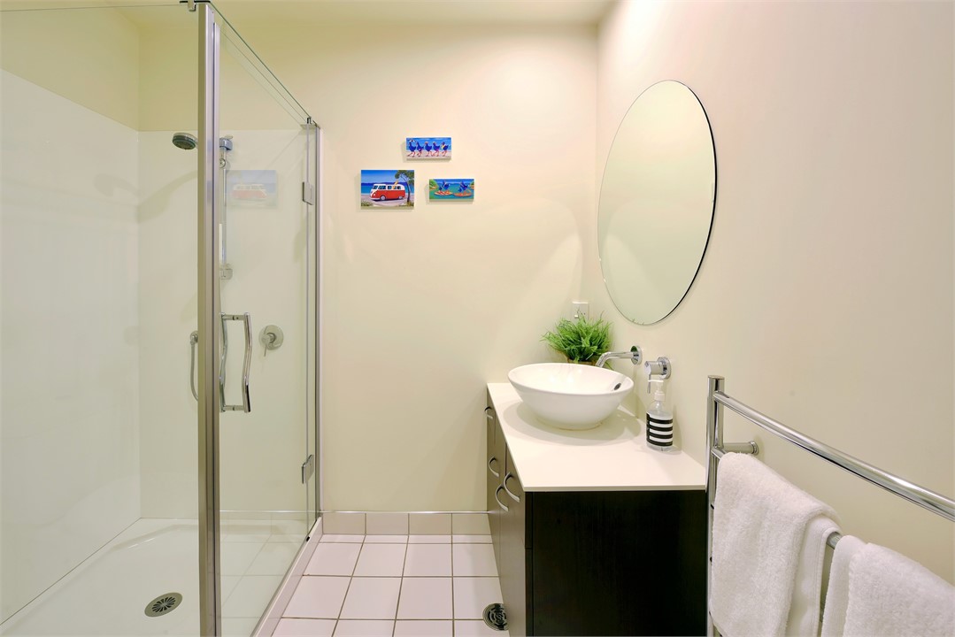 Main bathroom with Shower, Toilet, Vanity Basin