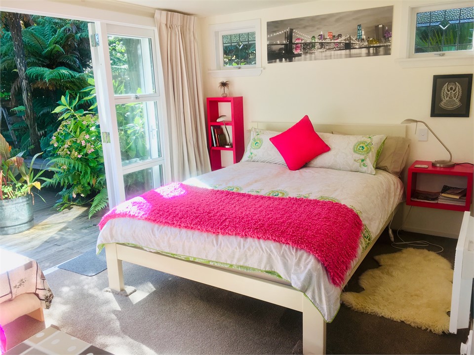 Garden Wing: queensize bed