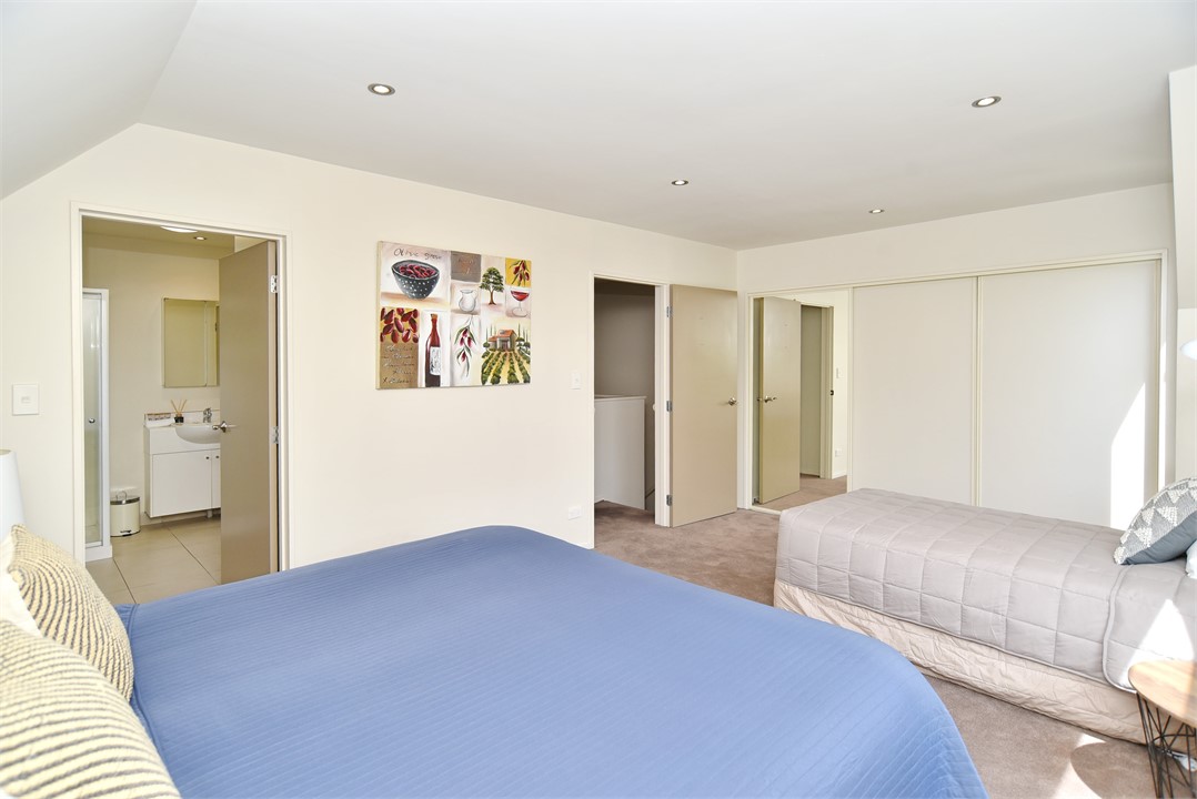 Bedroom 2, upstairs, 1xKing bed and 1xSingle.