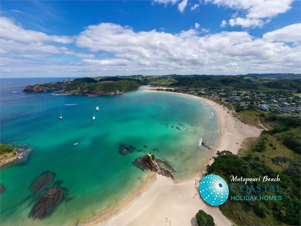 Matapouri Bay a few minutes walk away