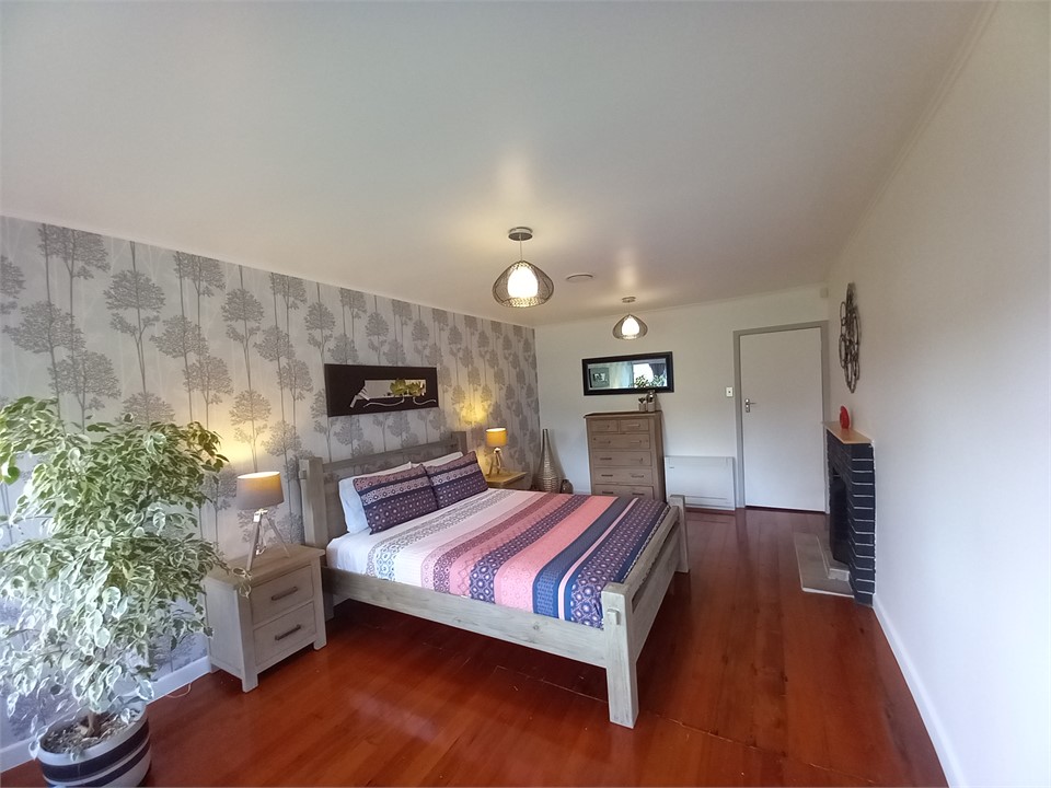 Stylish 2nd bedroom, sea views, air con&en-suite