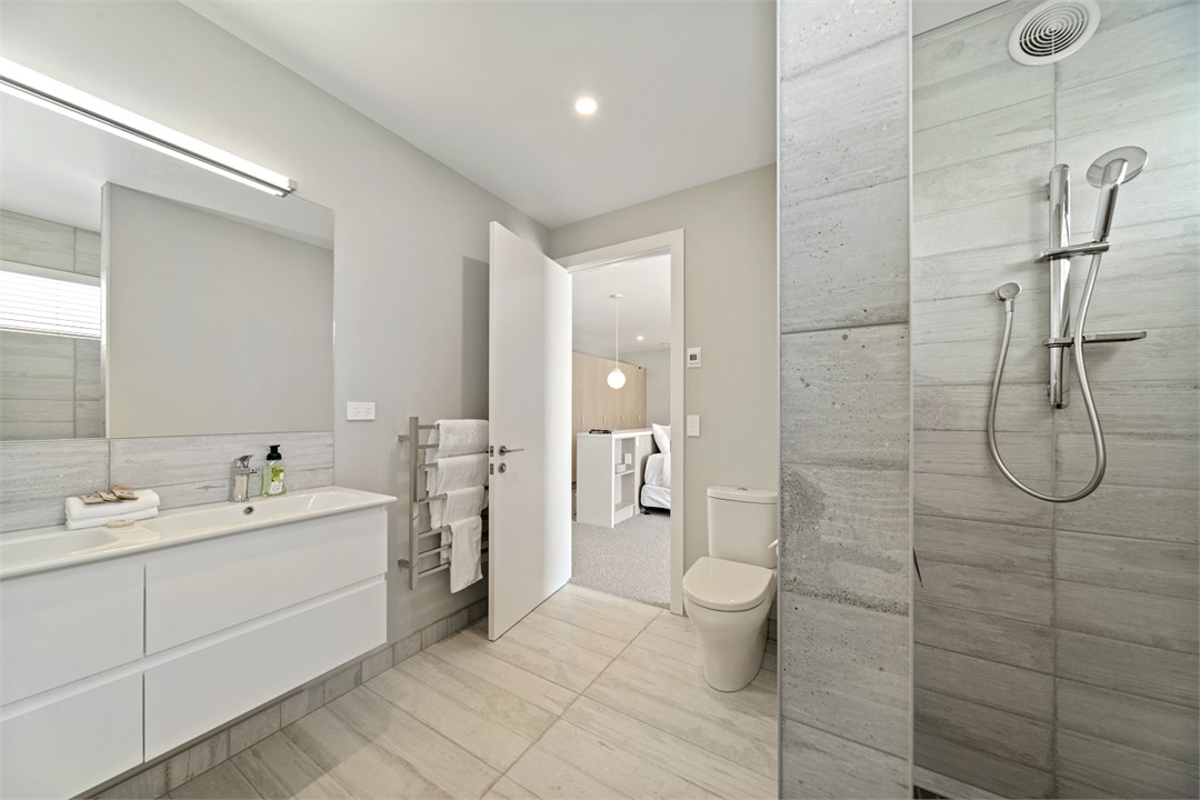 Master bedroom ensuite bathroom