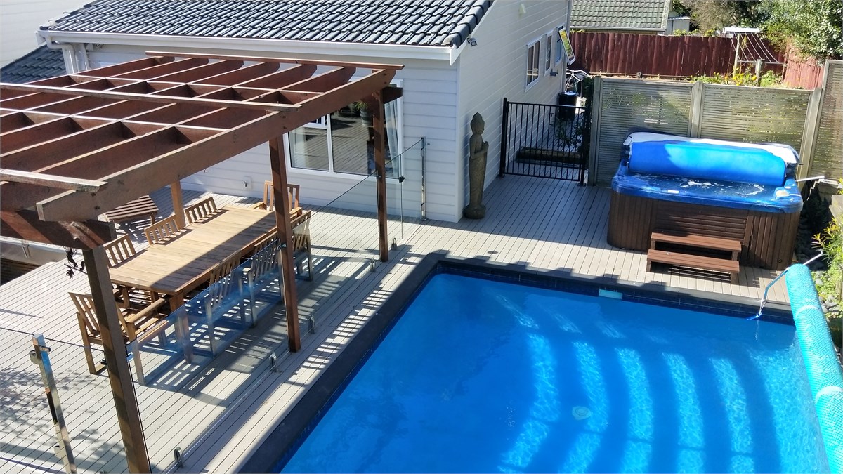 Heated pool & jacuzzi