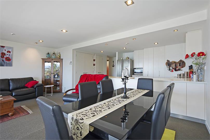 Kitchen / Dining area