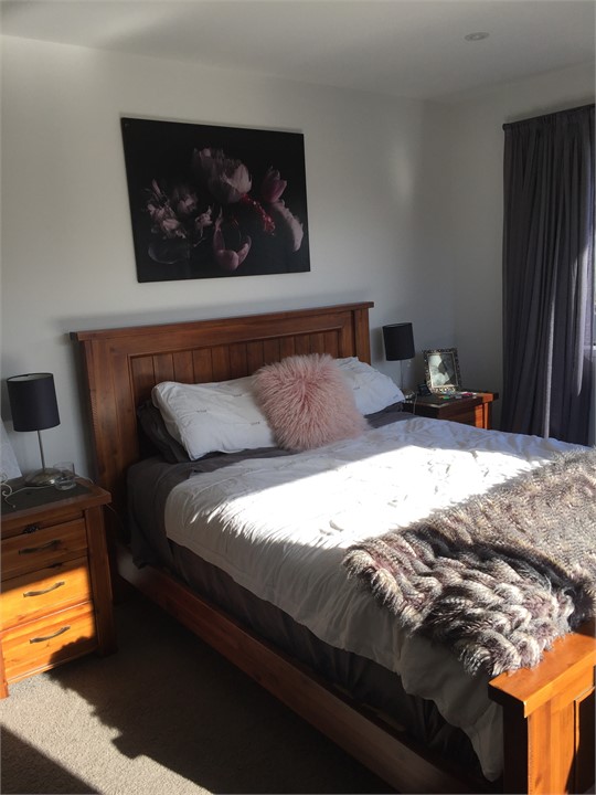 Main bedroom - Queen bed (brand new mattress)