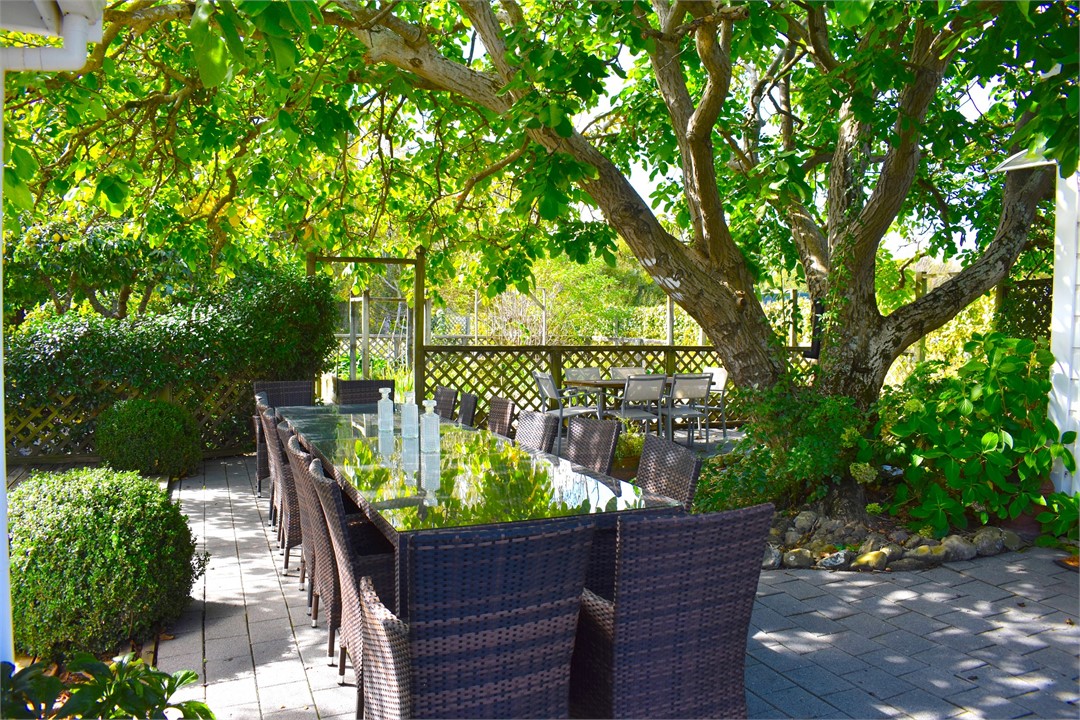 Al fresco dinning for 16