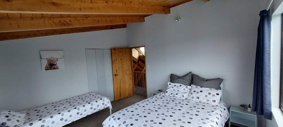 Upstairs Bedroom, 1x Queen bed & 1x Single bed