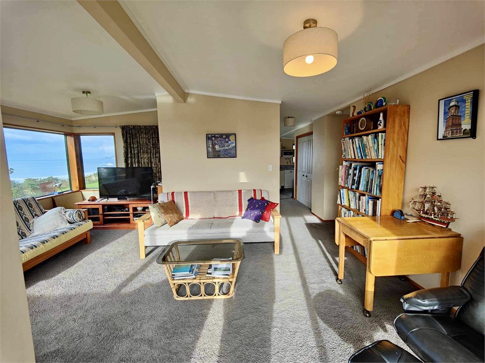 Living area - all day sun