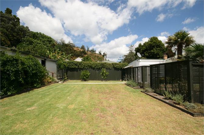 Secure rear lawn area great for parking cars/boats