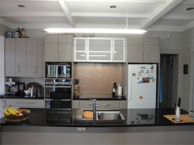 Eye-level twin ovens, microwave, ceramic cooktop