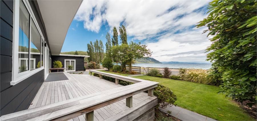 Lakefront Garden to Lake