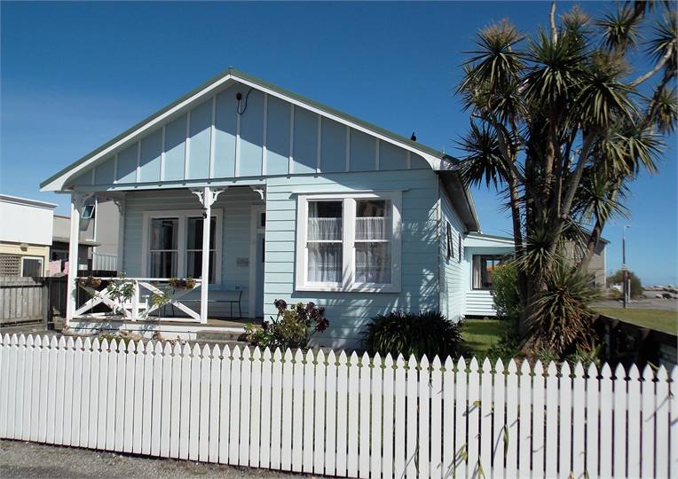 CROOKED MILE COTTAGE by the sea Hokitika Cottage for rent Holiday