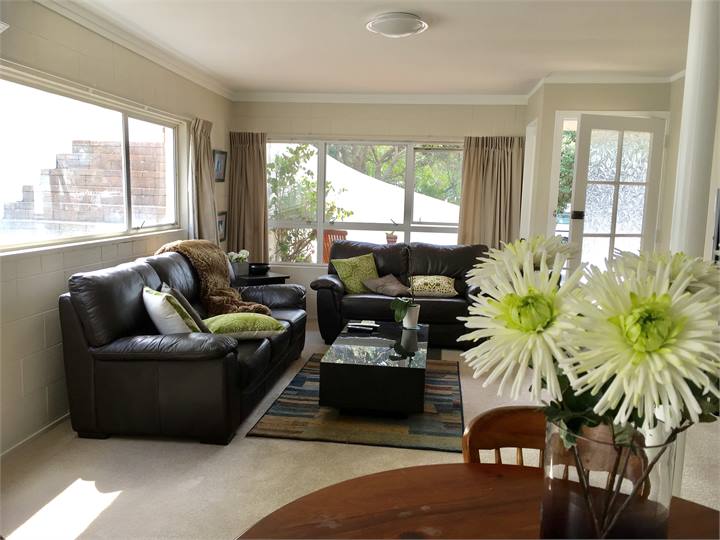 “Longdrive “ Downtown Mount one bedroom apartment 4 minutes walk to