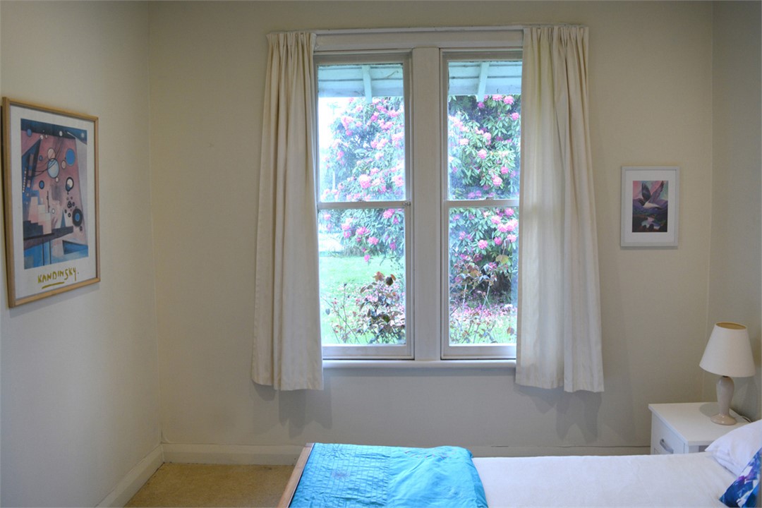 Cream Front room with Comfortable Queen bed