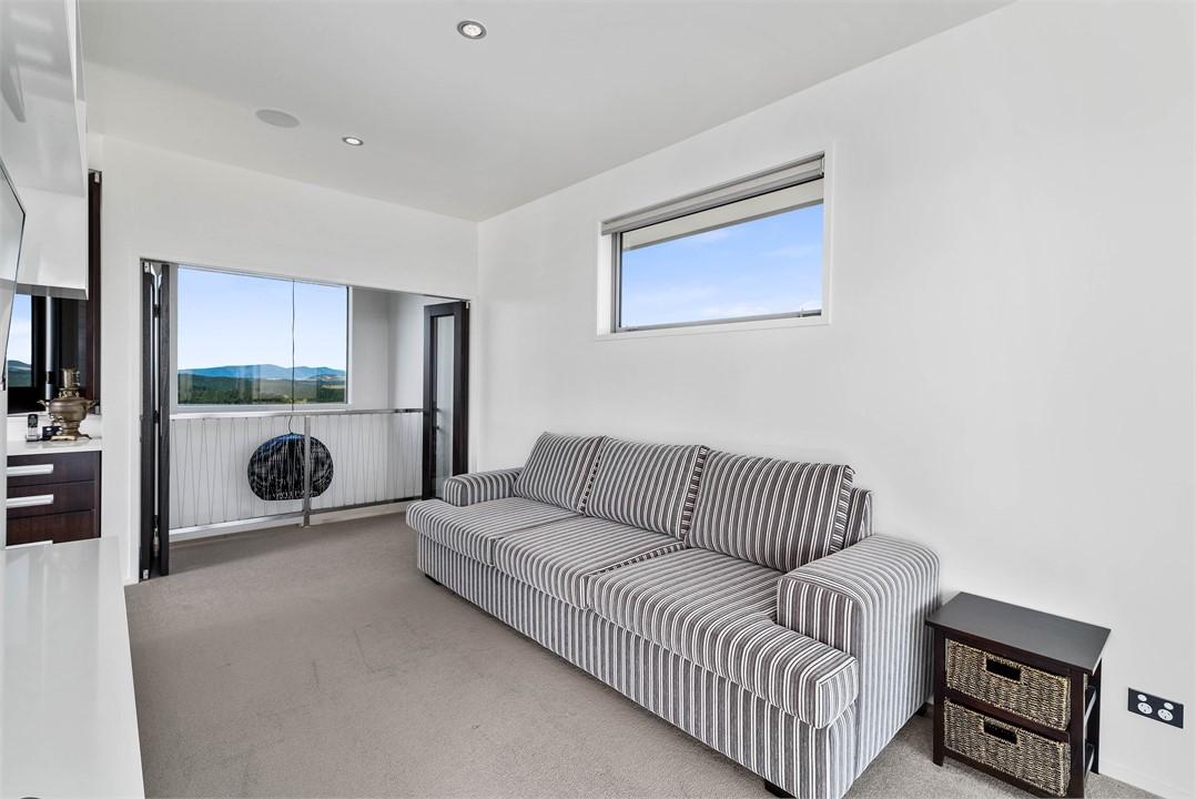 Lounge in master bedroom/sofa bed