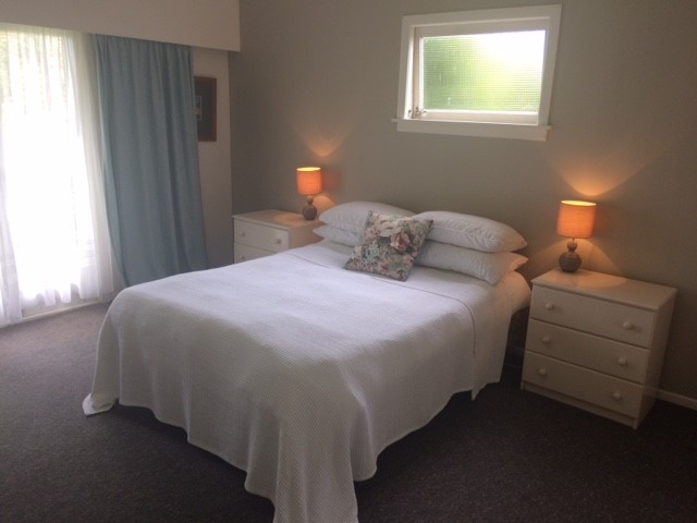 Bedroom 1;queen- lake view