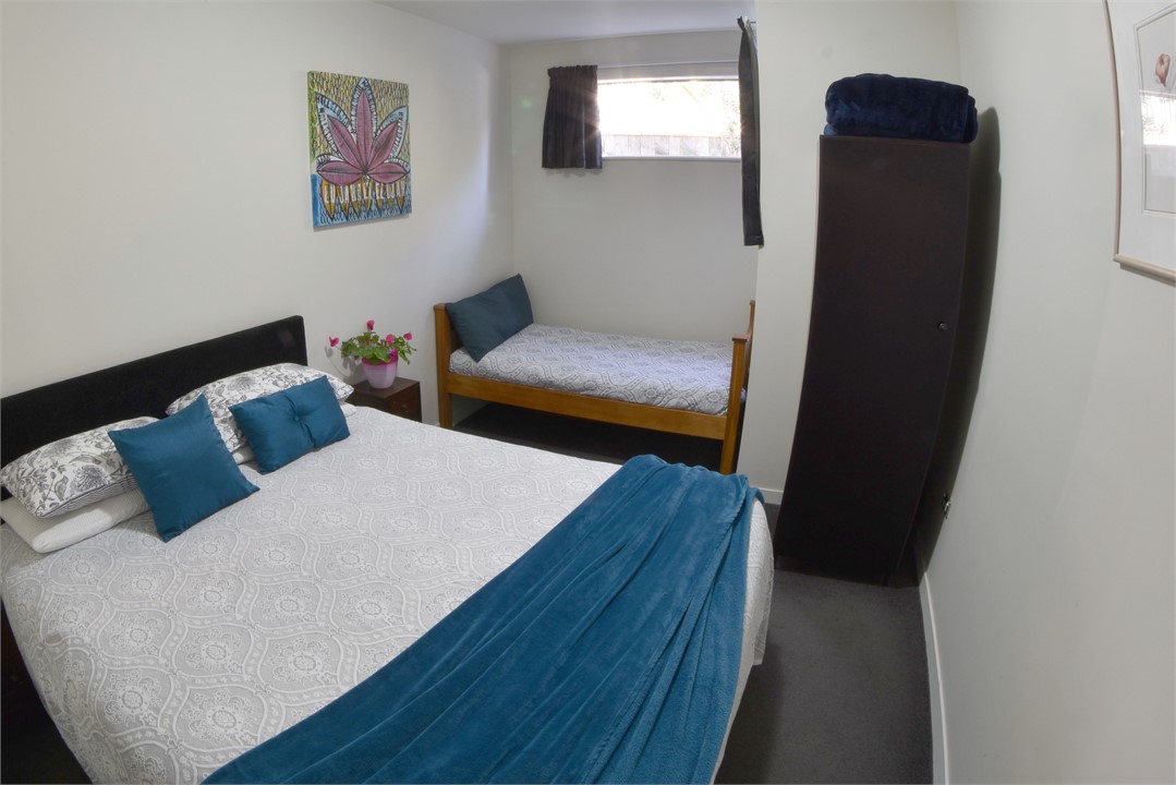 Days Bay Apartment Accommodation: King size bed an