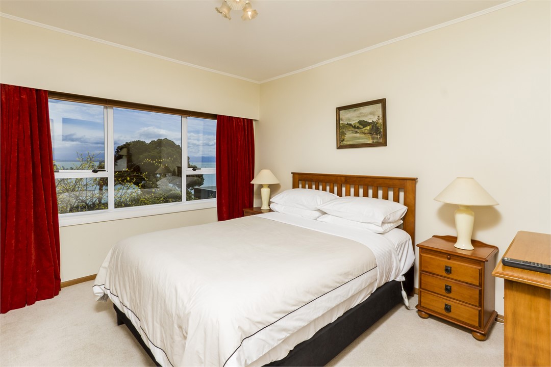Bedroom 2 with Queen bed & Ensuite bathroom