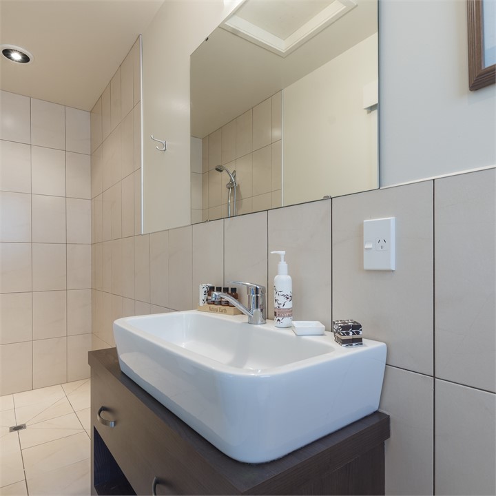 Fully accessible en suite bathrooms