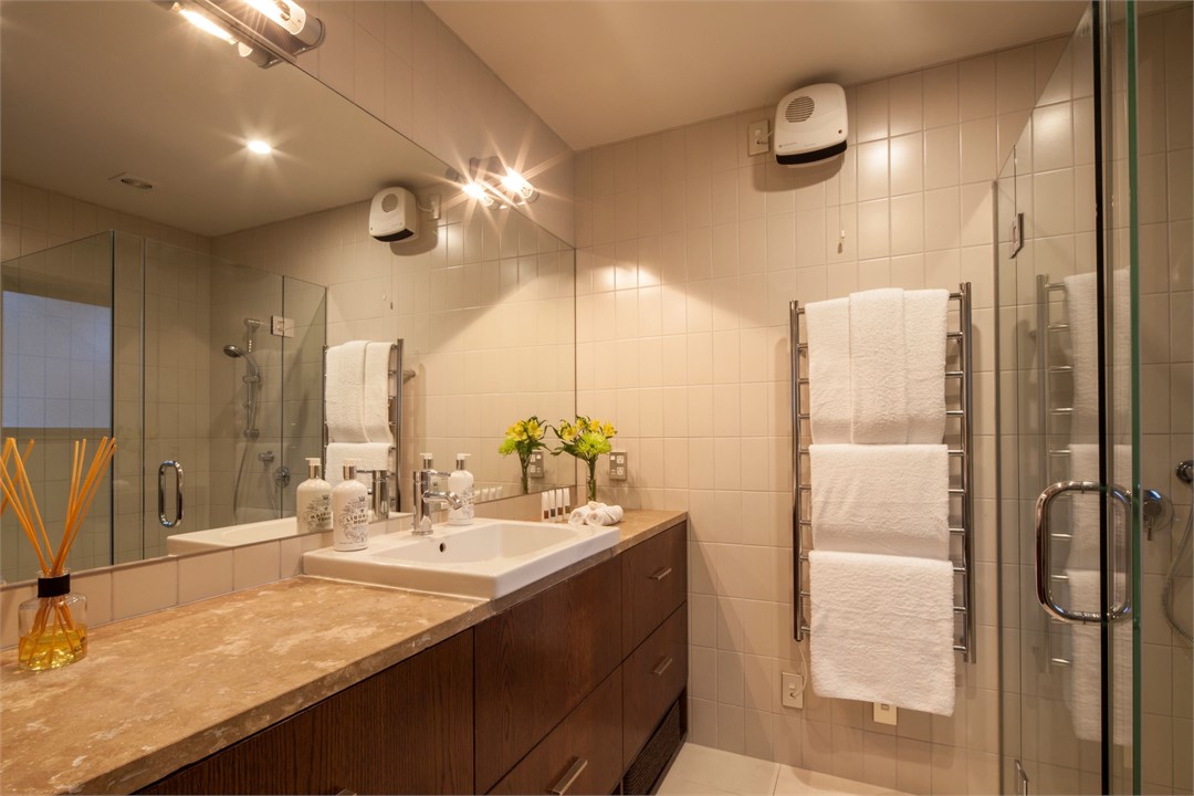 Master en-suite bathroom