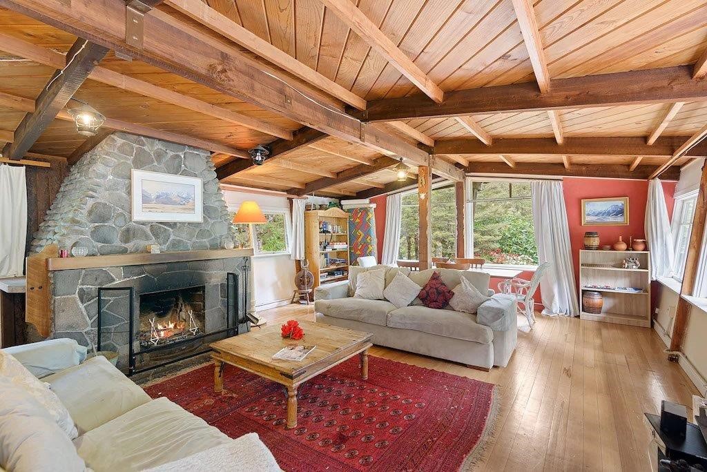 Large sitting room with smart TV