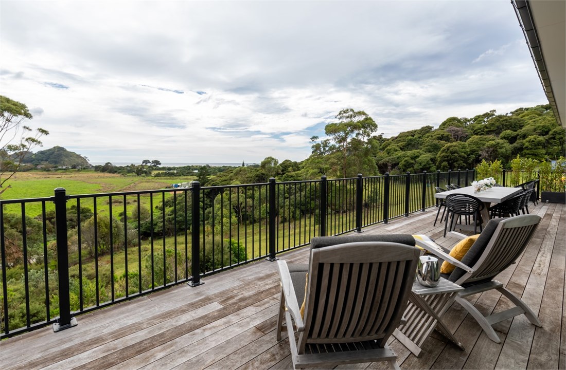 Front deck and view over Medlands Beach
