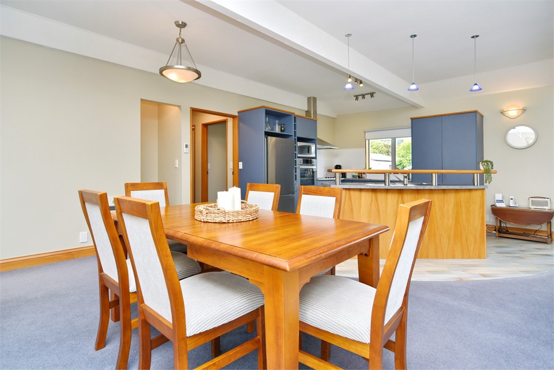 Dining table that seats 6 people