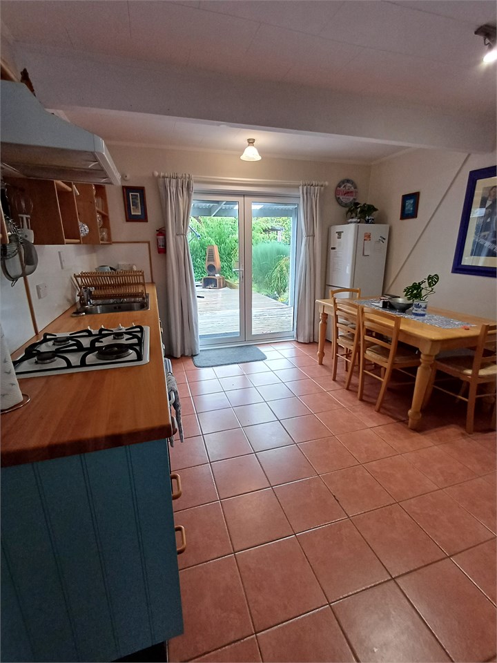 Full kitchen with table seating for 6 people