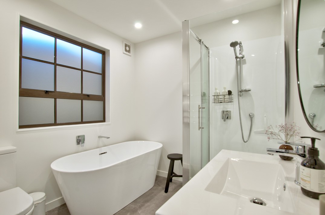 Downstairs bathroom - can act as an ensuite to mas